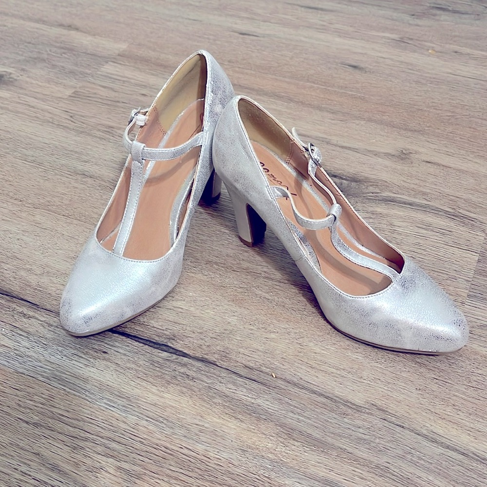 Gomax silver t-straps heels, gently worn, 6,5.